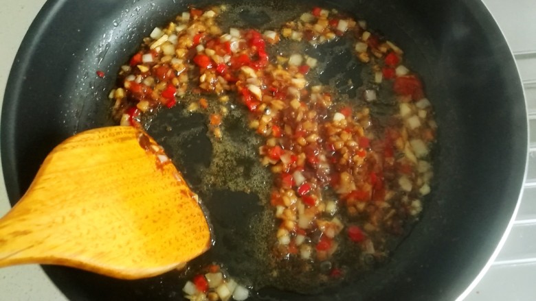 鱼香猪肝,用小火炒出红油。