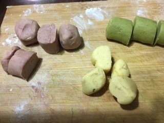 彩色椰蓉豆沙酥饼,分成小剂子
