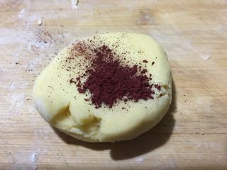 彩色椰蓉豆沙酥饼,加入红曲粉
