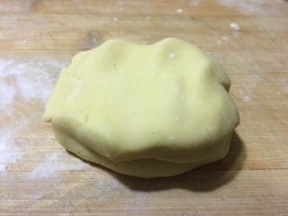 彩色椰蓉豆沙酥饼,揉成面团，分成三等份