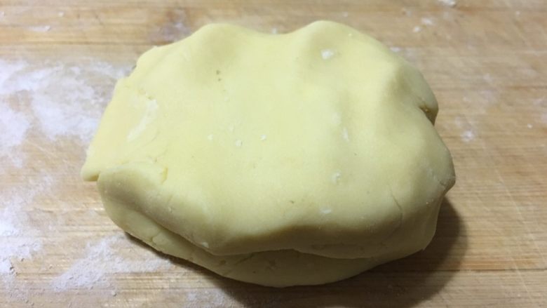 彩色椰蓉豆沙酥饼,揉成面团，分成三等份