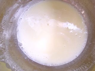 抹茶冰激凌,加入白巧克力搅拌均匀，至巧克力融化，与牛奶充分融合