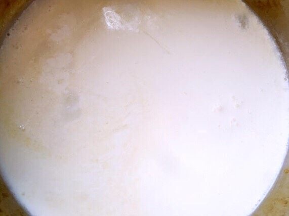 抹茶冰激凌,最后做基础冰激凌液，300克牛奶加60克淡奶油跟60克砂糖，1克盐搅拌均匀，小火加热至微开
