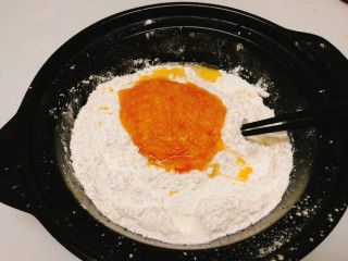 早餐+南瓜葱香发面饼,加入面粉里，先用筷子拌成絮状