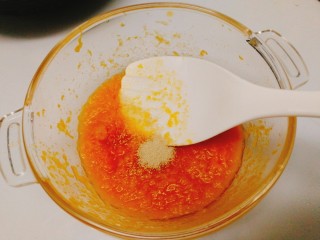 早餐+南瓜葱香发面饼,待不烫手时加入发酵粉，搅拌均匀