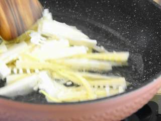 嫩滑的肉絲配上清香的春筍，這大概就是春天的味道,筍片焯水后撈起備用。