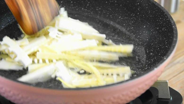 嫩滑的肉丝配上清香的春笋，这大概就是春天的味道,笋片焯水后捞起备用。