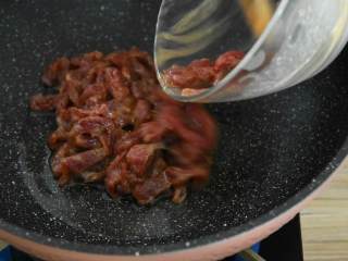嫩滑的肉絲配上清香的春筍，這大概就是春天的味道,鍋中加入2勺油，油溫5成熱時下牛肉，大火炒至變色后盛出備用。