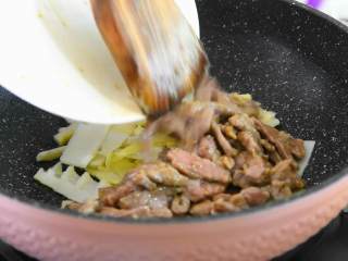 嫩滑的肉絲配上清香的春筍，這大概就是春天的味道,再把牛肉倒入鍋中翻炒一分鐘。
