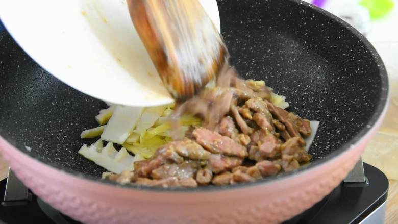 嫩滑的肉丝配上清香的春笋，这大概就是春天的味道,再把牛肉倒入锅中翻炒一分钟。