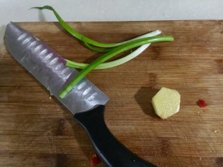 特简单，超级香➕剁椒土豆蒸酱油肉,姜去皮与小葱洗净备用