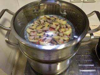 特简单，超级香➕剁椒土豆蒸酱油肉,蒸锅中加适量清水，放入盘子，大火上气后，转中火再蒸30到40分钟