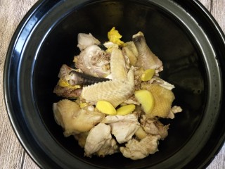 鸡汤米粉丸子,将鸡块、生姜倒入汤锅中