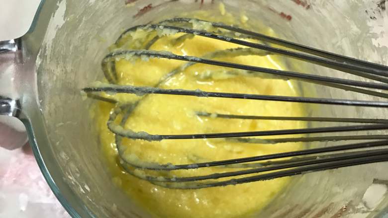 奶香椰蓉面包,分次加入全蛋液，每次搅拌均匀后再加下一次。

