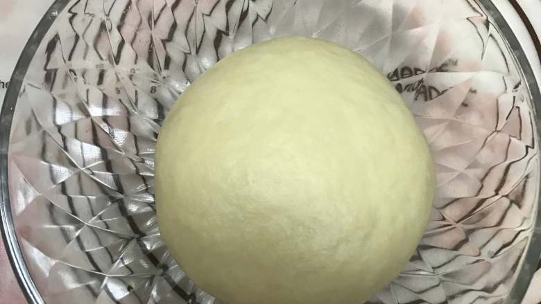 奶香椰蓉面包,放入盆中，盖上保鲜膜，室温发酵至2倍大。
