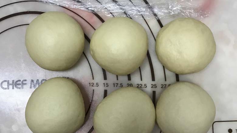 奶香椰蓉面包,将发酵好的面团排气后分成6等分，滚圆松弛15分钟。
