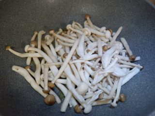 金沙双菇,锅内加入稍多的油，烧热。将蟹味菇放进去过油至断生