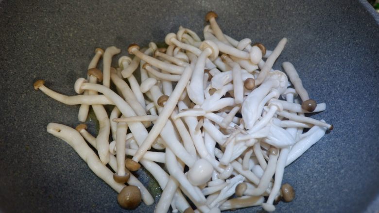 金沙双菇,锅内加入稍多的油，烧热。将蟹味菇放进去过油至断生