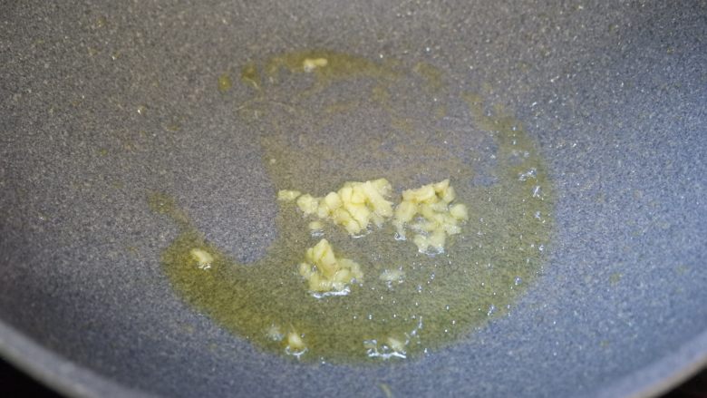 金沙双菇,重新起锅热油，先放入姜末炒香。