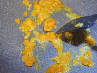 金沙双菇,再加入压碎的蛋黄，