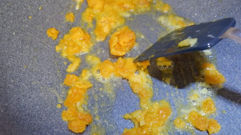 金沙双菇,再加入压碎的蛋黄，