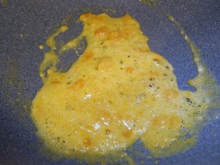 金沙双菇,将咸蛋黄炒至起泡