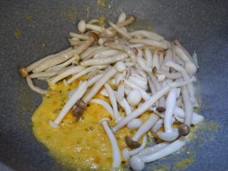 金沙双菇,加入过油的蟹味菇。