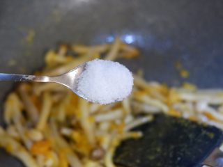 金沙双菇,根据个人口味加少许盐调味。翻炒至每个蟹味菇都沾满咸蛋黄即可