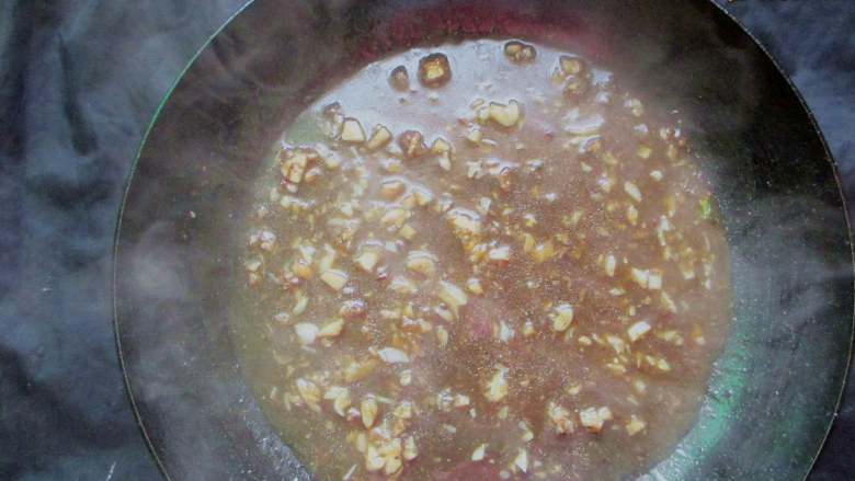 黑椒牛排,炒出香味，加入黑椒酱汁，少许水。熬成酱