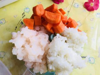 虾肉圈,依次加入米饭，切好胡萝卜