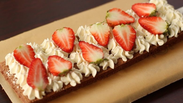 草莓裸蛋糕,取一块蛋糕片，挤一层奶油，铺一层草莓