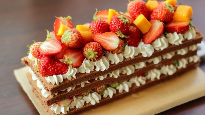 草莓裸蛋糕,最后再叠一层蛋糕片，码放上水果