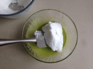 菠菜戚风蛋糕,取三分之一打发好的蛋白霜到蛋黄糊里，从底部向上翻拌均匀