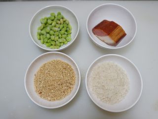 腊肉毛豆糙米饭,准备食材。