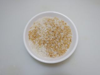 腊肉毛豆糙米饭,大米和糙米混合淘洗干净。