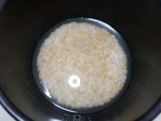腊肉毛豆糙米饭,放入电饭煲加入适量清水备用