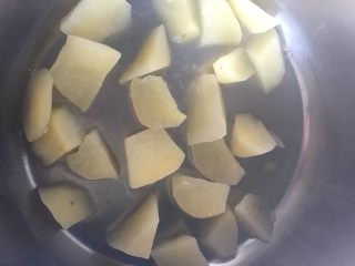 椰蓉土豆爆浆芝士球,土豆切滚刀，煮熟，筷子能戳透就行了