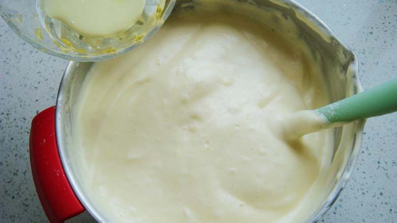 心形海绵蛋糕,边翻拌边倒入玉米油和牛奶。
