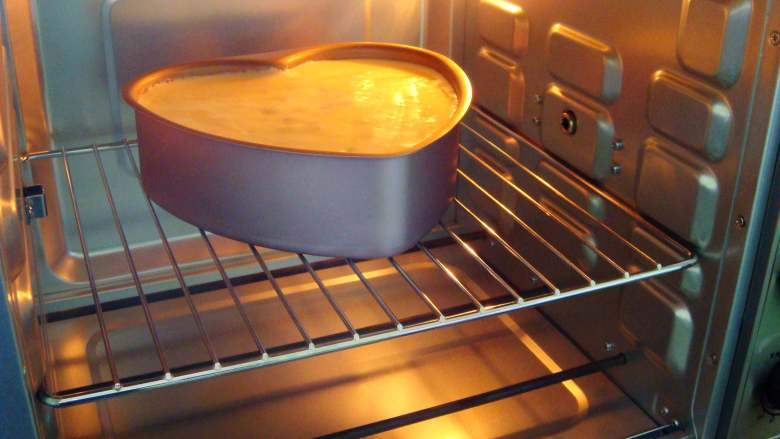 心形海绵蛋糕,烤箱提前预热：上下130度，放入烤箱中层。