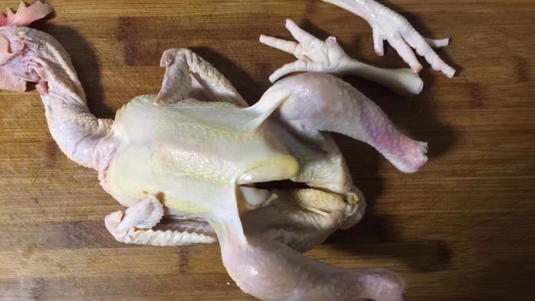 砂锅盐焗鸡,麻公鸡清洗干净后沥干水分，剁掉鸡爪。