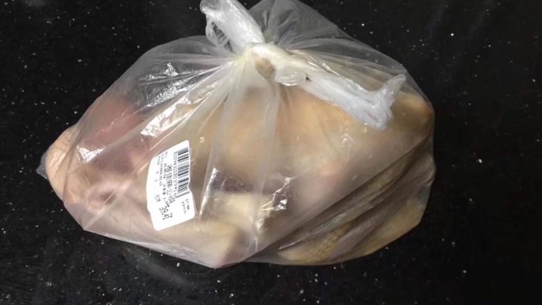 砂锅盐焗鸡,放入塑料袋子里扎紧口，放入冰箱冷藏一夜腌制入味。