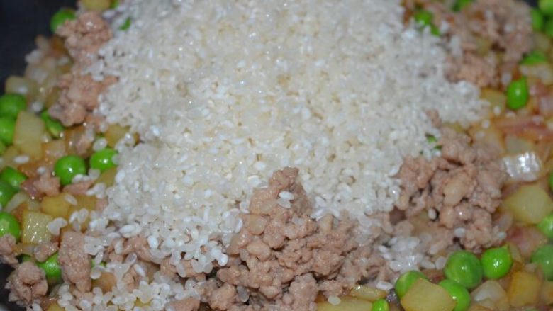 懒人美食之～肉末洋葱双豆焖饭,加入米，翻炒均匀