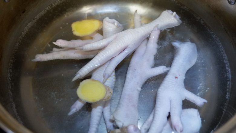 干贝枸杞鸡脚汤,放入鸡爪煮沸，撇去浮沫捞出沥干水