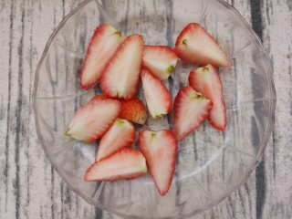 草莓🍓蛋挞,先准备几个草莓，洗干净，切小块