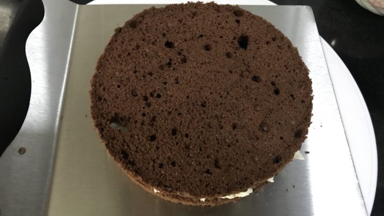 黑森林蛋糕,放上第二片蛋糕片，压实。