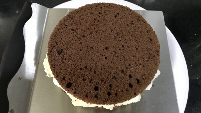 黑森林蛋糕,放上第三片蛋糕片压实。