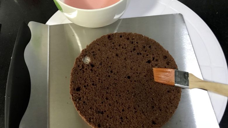 黑森林蛋糕,取一片可可蛋糕片，刷樱桃酒。