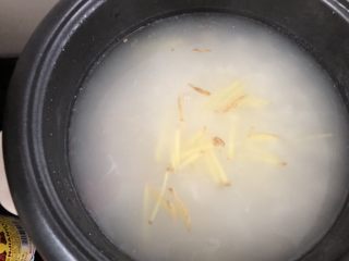 香菇鸡肉粥,电饭锅加水煮开后倒入泡好的大米和姜丝煮开，开盖再煮二十分钟左右，煮至米粒开花。