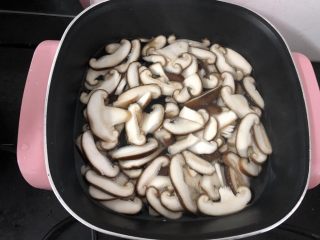 香菇鸡肉粥,香菇洗净切薄片，锅里放水加一汤匙盐煮开，放入香菇片焯水1分钟捞出待用！