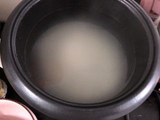 香菇鸡肉粥,一碗大米洗净浸泡半小时，浸泡时放几滴香油。